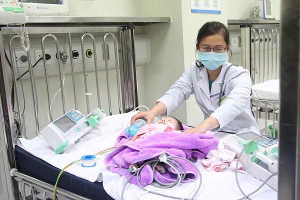 Bé gái 2 tháng tuổi thở khò khè, mẹ tự ý chữa ho theo cách dân gian khiến con suy hô hấp tử vong - Ảnh 1