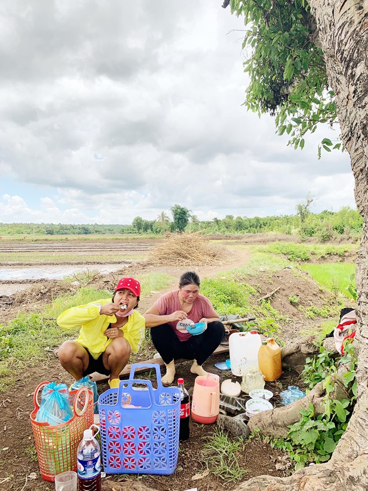 'Phát sốt' với hình ảnh H'Hen Niê bì bõm lội ruộng làm đồng, ngồi chồm hổm ăn cơm với cá khô - Ảnh 3