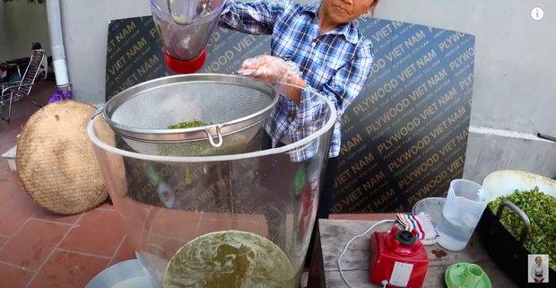 Bà Tân tung video làm cốc rau má đậu xanh siêu to khổng lồ, nhưng thứ mà dân mạng chú ý nhất lại là một câu “lỡ lời” của Hưng Vlog - Ảnh 5