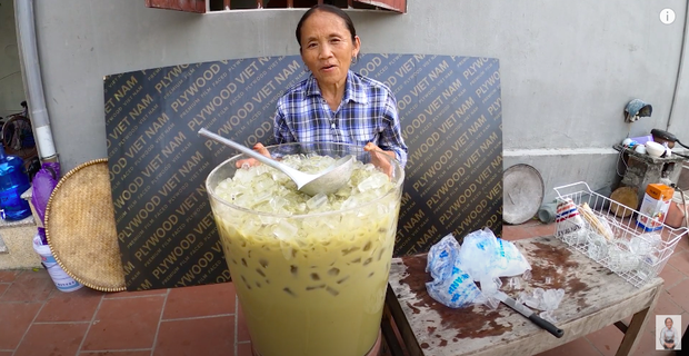 Bà Tân tung video làm cốc rau má đậu xanh siêu to khổng lồ, nhưng thứ mà dân mạng chú ý nhất lại là một câu “lỡ lời” của Hưng Vlog - Ảnh 9