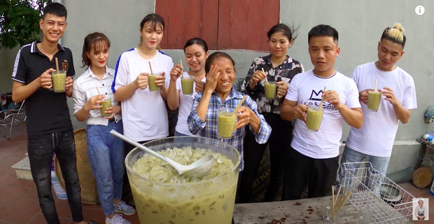 Bà Tân tung video làm cốc rau má đậu xanh siêu to khổng lồ, nhưng thứ mà dân mạng chú ý nhất lại là một câu “lỡ lời” của Hưng Vlog - Ảnh 10