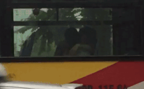 Chàng trai thản nhiên hôn môi và ngực bạn gái trên xe buýt như chỗ không người - Ảnh 1