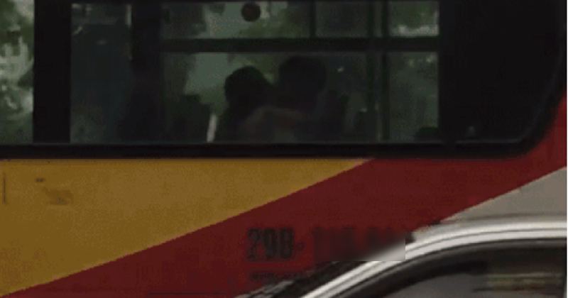 Chàng trai thản nhiên hôn môi và ngực bạn gái trên xe buýt như chỗ không người - Ảnh 2