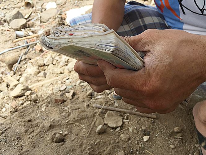 Người thân đau đớn gom góp kỷ vật của gia đình thầy giáo bị vùi lấp ở Nha Trang: ‘Con tôi đi mà chẳng kịp mang lấy một đôi giày’ - Ảnh 3