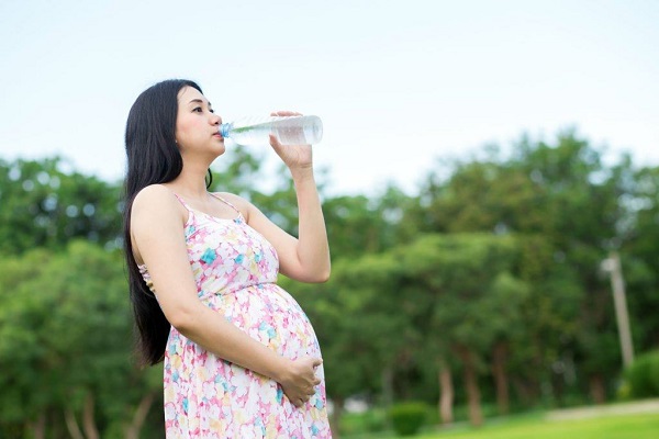 6 thời điểm quan trọng mẹ bầu cần uống nước để thai nhi khỏe mạnh, tăng cân - Ảnh 2