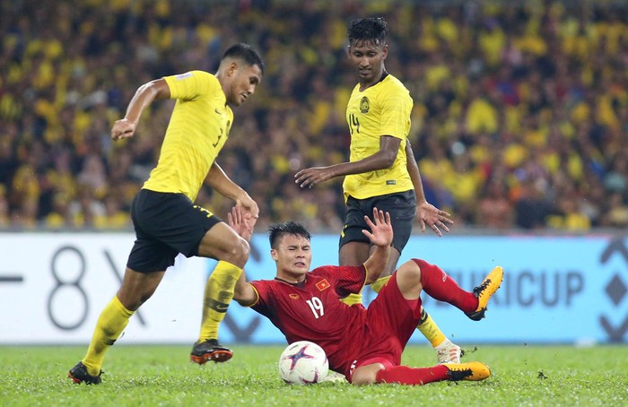 Hình ảnh Quang Hải bị cầu thủ Malaysia 'chặt chém' trên sân cỏ vào đề thi Hóa học gây 'bão' mạng - Ảnh 1