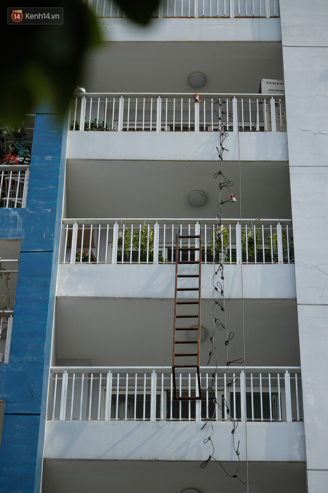 Ám ảnh những chiếc thang dây cháy đen, chăn và rèm cửa lủng lẳng tại hiện trường vụ cháy khiến 13 người thiệt mạng ở Sài Gòn - Ảnh 4