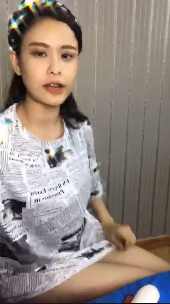 Điện thoại rơi khi đang livestream, Trương Quỳnh Anh khiến dân tình hoảng hốt vì không thấy quần đâu - Ảnh 3