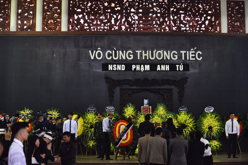 Nghệ sĩ Việt khóc nghẹn tại đám tang NSND Anh Tú: Xuân Bắc, Chí Trung lặng người trước linh cữu đồng nghiệp - Ảnh 2