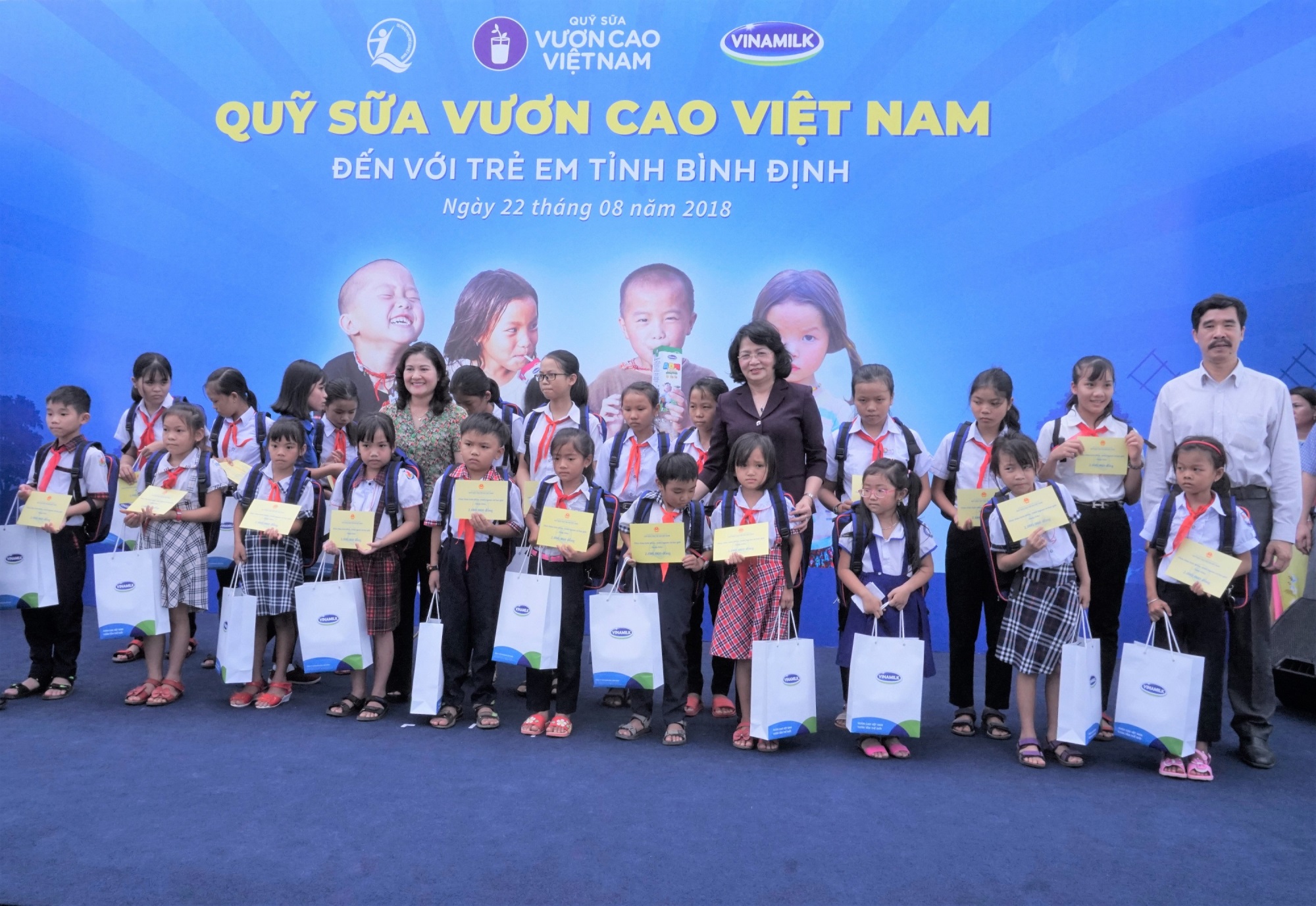 Quỹ Sữa vươn cao Việt Nam và Vinamilk tiếp tục trao 64.000 ly sữa cho trẻ em tỉnh Bình Định - Ảnh 1
