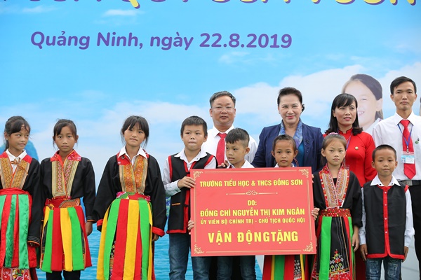 Lễ trao tặng Trường tiểu học & THCS đồng sơn và Quỹ sữa vươn cao Việt Nam trao tặng sữa cho gần 800 trẻ em tỉnh Quảng Ninh - Ảnh 1