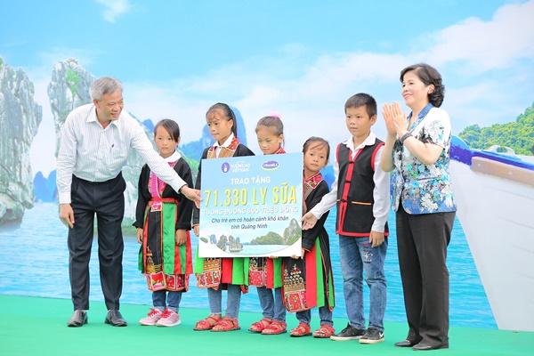 Lễ trao tặng Trường tiểu học & THCS đồng sơn và Quỹ sữa vươn cao Việt Nam trao tặng sữa cho gần 800 trẻ em tỉnh Quảng Ninh - Ảnh 2