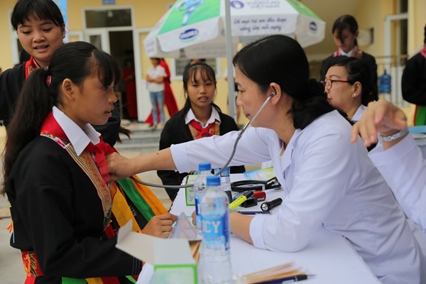 Lễ trao tặng Trường tiểu học & THCS đồng sơn và Quỹ sữa vươn cao Việt Nam trao tặng sữa cho gần 800 trẻ em tỉnh Quảng Ninh - Ảnh 11
