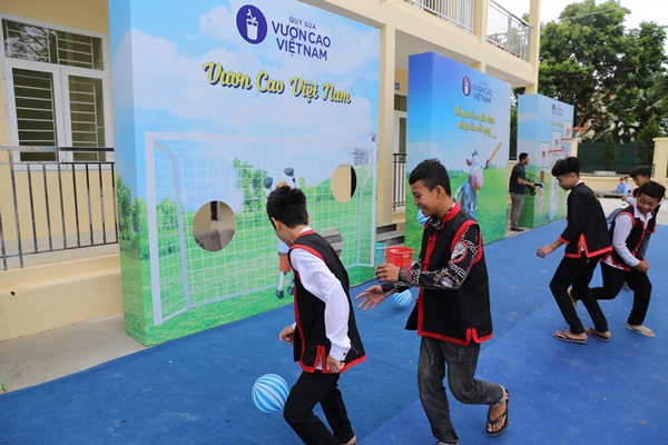 Lễ trao tặng Trường tiểu học & THCS đồng sơn và Quỹ sữa vươn cao Việt Nam trao tặng sữa cho gần 800 trẻ em tỉnh Quảng Ninh - Ảnh 12