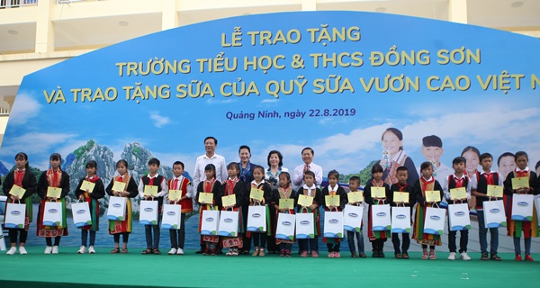 Lễ trao tặng Trường tiểu học & THCS đồng sơn và Quỹ sữa vươn cao Việt Nam trao tặng sữa cho gần 800 trẻ em tỉnh Quảng Ninh - Ảnh 3