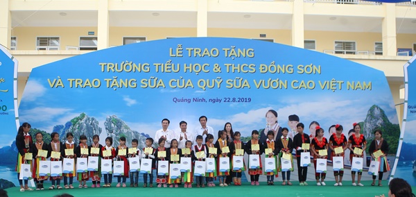 Lễ trao tặng Trường tiểu học & THCS đồng sơn và Quỹ sữa vươn cao Việt Nam trao tặng sữa cho gần 800 trẻ em tỉnh Quảng Ninh - Ảnh 4