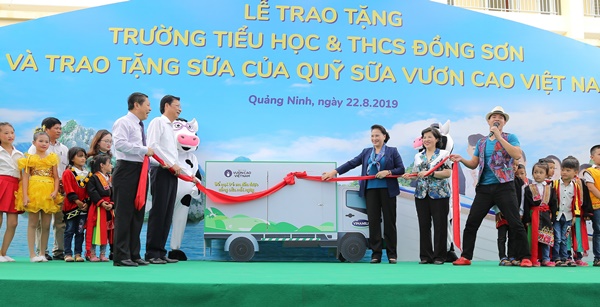 Lễ trao tặng Trường tiểu học & THCS đồng sơn và Quỹ sữa vươn cao Việt Nam trao tặng sữa cho gần 800 trẻ em tỉnh Quảng Ninh - Ảnh 5