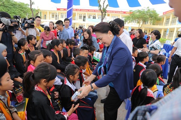 Lễ trao tặng Trường tiểu học & THCS đồng sơn và Quỹ sữa vươn cao Việt Nam trao tặng sữa cho gần 800 trẻ em tỉnh Quảng Ninh - Ảnh 6