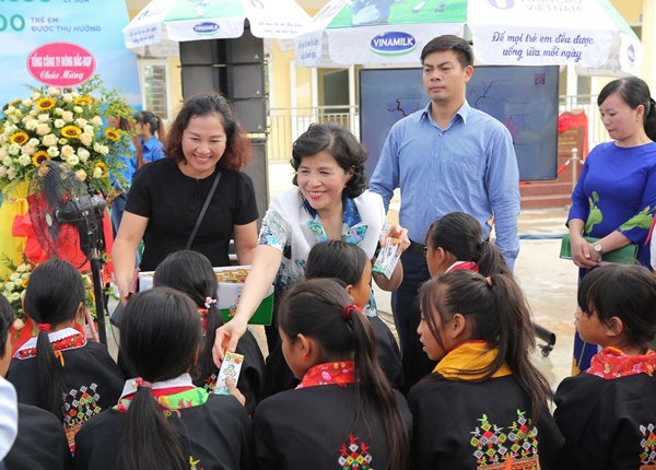 Lễ trao tặng Trường tiểu học & THCS đồng sơn và Quỹ sữa vươn cao Việt Nam trao tặng sữa cho gần 800 trẻ em tỉnh Quảng Ninh - Ảnh 7