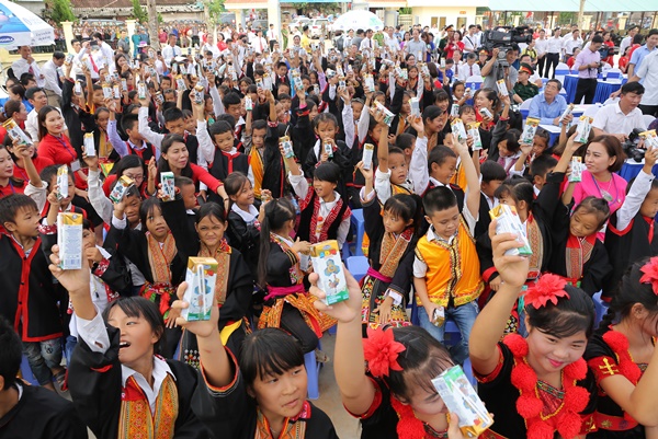 Lễ trao tặng Trường tiểu học & THCS đồng sơn và Quỹ sữa vươn cao Việt Nam trao tặng sữa cho gần 800 trẻ em tỉnh Quảng Ninh - Ảnh 8