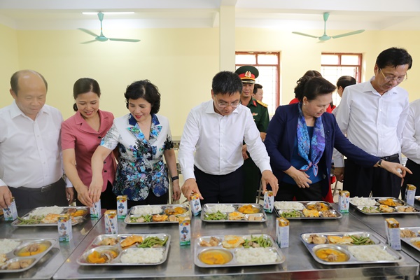 Lễ trao tặng Trường tiểu học & THCS đồng sơn và Quỹ sữa vươn cao Việt Nam trao tặng sữa cho gần 800 trẻ em tỉnh Quảng Ninh - Ảnh 10