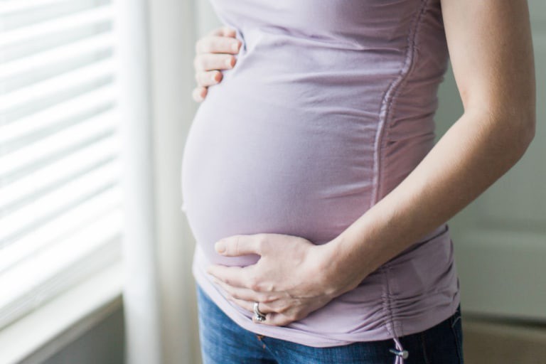 Phân biệt rò rỉ nước ối và són tiểu, mẹ bầu cần nắm rõ để đảm bảo sức khỏe thai nhi - Ảnh 1