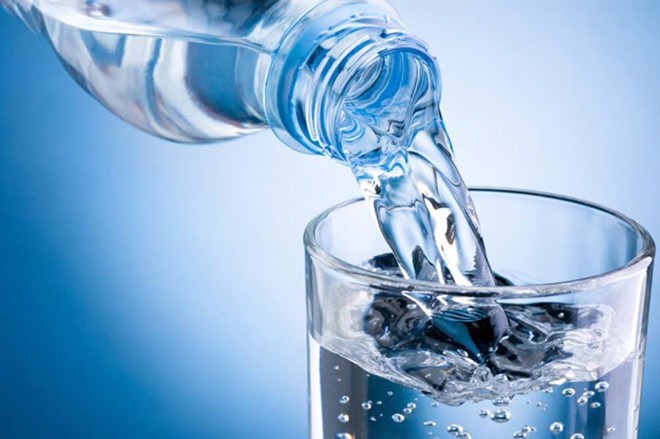 Tiến sĩ Nam khoa cảnh báo: 3 thói quen uống nước 'phá hỏng' thận, rất nhiều người mắc - Ảnh 2