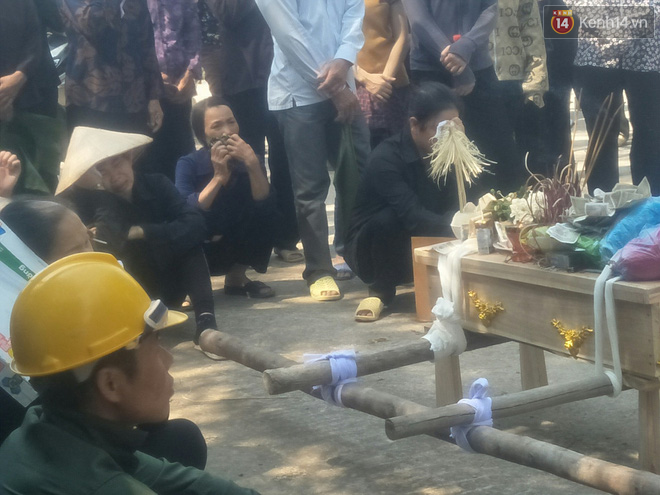 Xót lòng đám tang đẫm nước mắt của 3 mẹ con tử vong trong vụ tai nạn ở Hà Nội - Ảnh 5