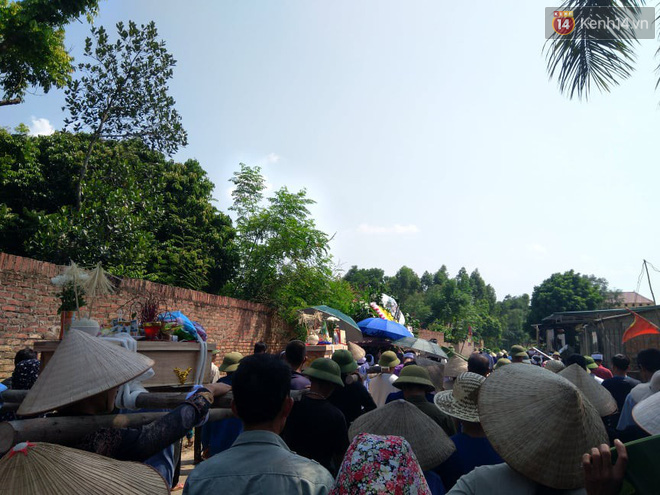 Xót lòng đám tang đẫm nước mắt của 3 mẹ con tử vong trong vụ tai nạn ở Hà Nội - Ảnh 7