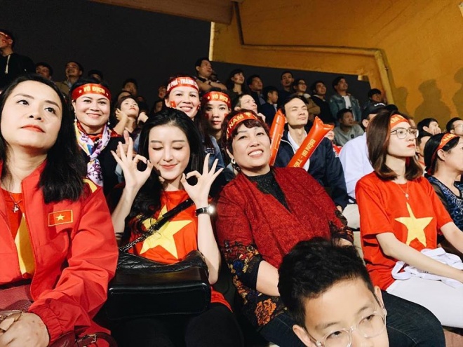 Á hậu Huyền My đi xem bóng đá cùng mẹ cầu thủ Quang Hải, Đức Huy - Ảnh 1