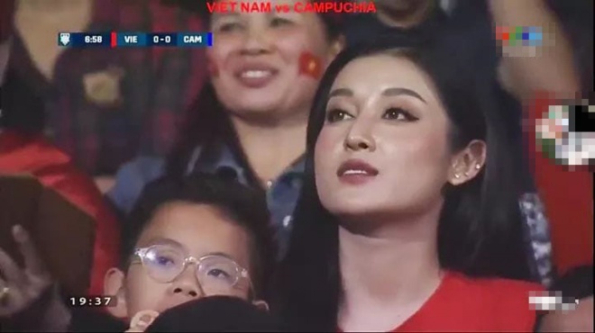 Á hậu Huyền My đi xem bóng đá cùng mẹ cầu thủ Quang Hải, Đức Huy - Ảnh 2