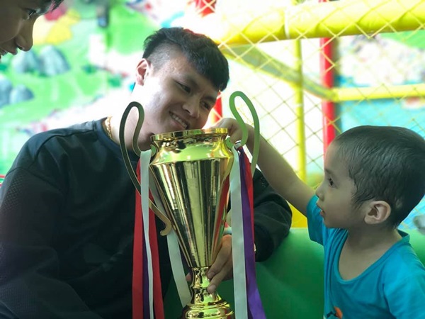 Xúc động hình ảnh Quang Hải cùng đồng đội lặng lẽ mang cup vàng tặng bé Tom trong bệnh viện - Ảnh 2