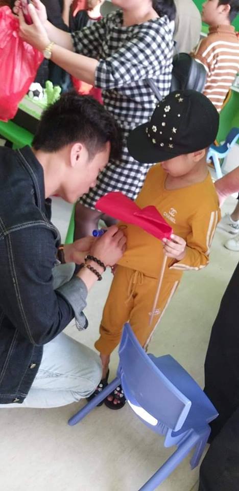 Xúc động hình ảnh Quang Hải cùng đồng đội lặng lẽ mang cup vàng tặng bé Tom trong bệnh viện - Ảnh 7