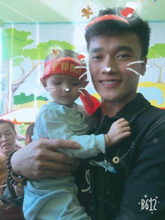 Xúc động hình ảnh Quang Hải cùng đồng đội lặng lẽ mang cup vàng tặng bé Tom trong bệnh viện - Ảnh 8