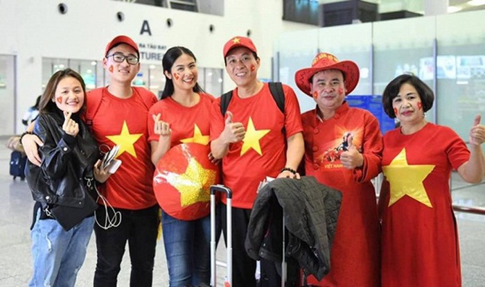 Loạt sao Việt diện áo đỏ sao vàng hứng khởi lên đường cổ vũ đội tuyển Việt Nam - Ảnh 1
