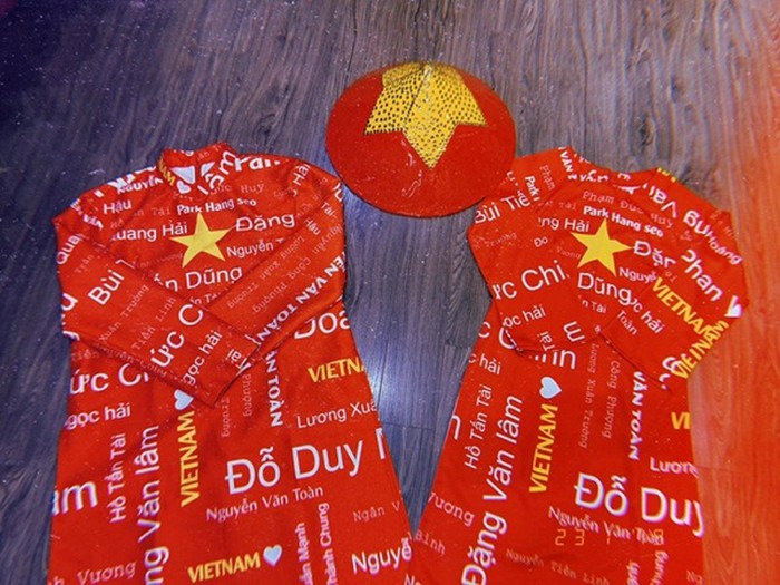 Loạt sao Việt diện áo đỏ sao vàng hứng khởi lên đường cổ vũ đội tuyển Việt Nam - Ảnh 5