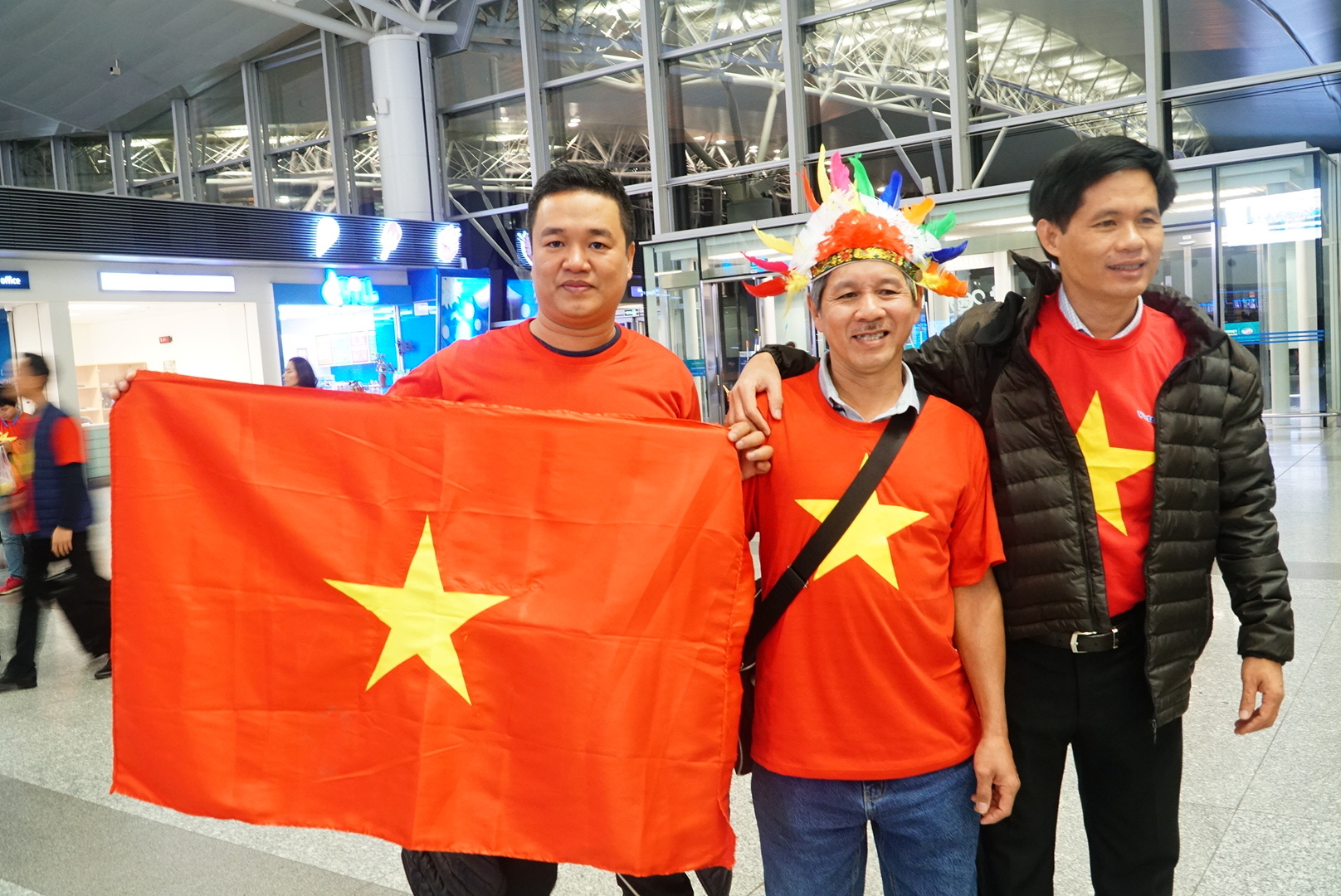 Loạt sao Việt diện áo đỏ sao vàng hứng khởi lên đường cổ vũ đội tuyển Việt Nam - Ảnh 4
