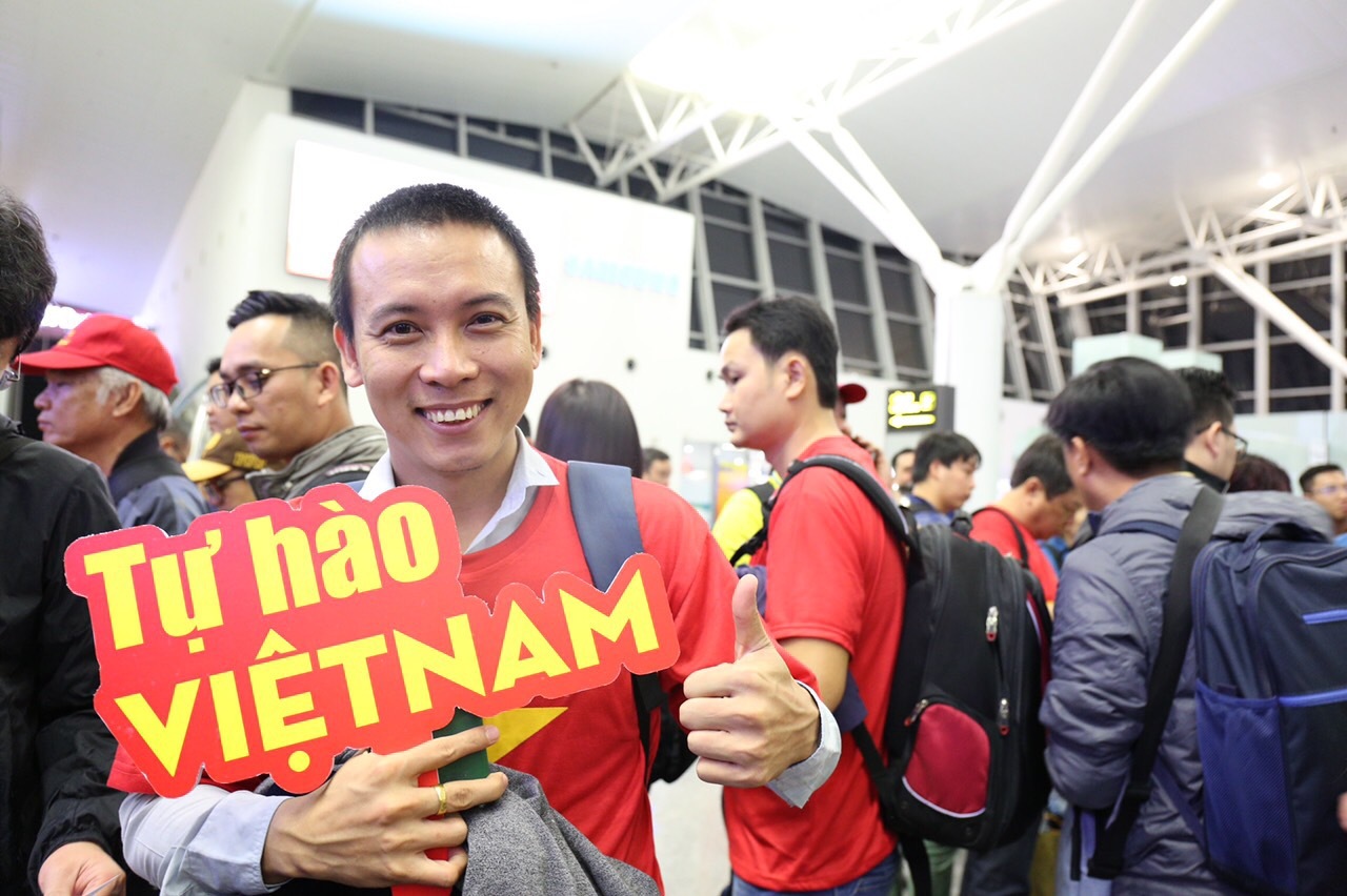 Loạt sao Việt diện áo đỏ sao vàng hứng khởi lên đường cổ vũ đội tuyển Việt Nam - Ảnh 6