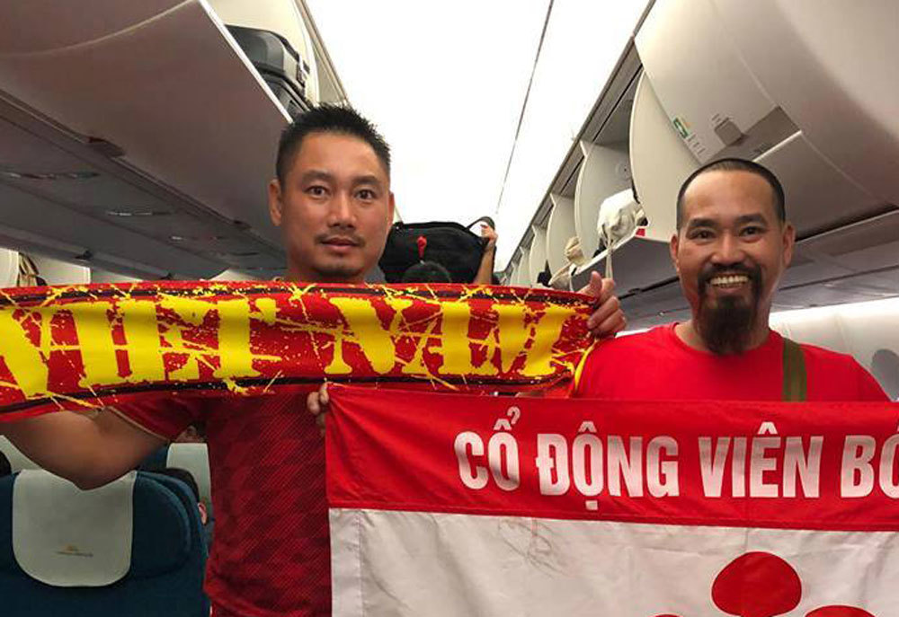 Loạt sao Việt diện áo đỏ sao vàng hứng khởi lên đường cổ vũ đội tuyển Việt Nam - Ảnh 8