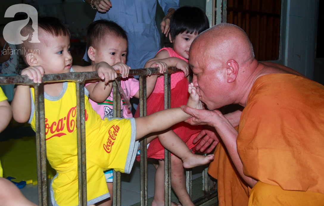 Ánh mắt cầu cứu của 232 đứa trẻ bị bố mẹ bỏ rơi, lớn lên từ vạt áo cà sa của người cha già nơi cửa Phật - Ảnh 16
