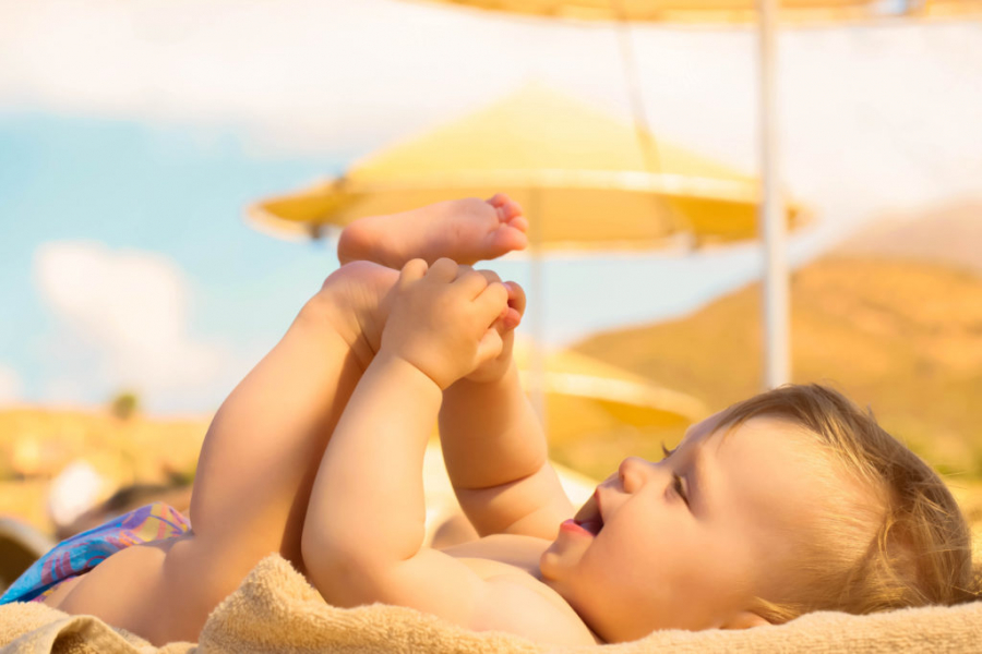 Tắm nắng cho trẻ đúng cách để bé khỏe mạnh thông minh: Mẹ thương con chớ bỏ qua - Ảnh 1