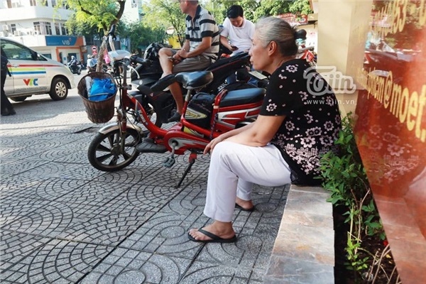Mẹ già 59 tuổi chở con đi thi bằng chiếc xe đạp điện đã cũ, lý do đằng sau khiến ai cũng xúc động - Ảnh 1