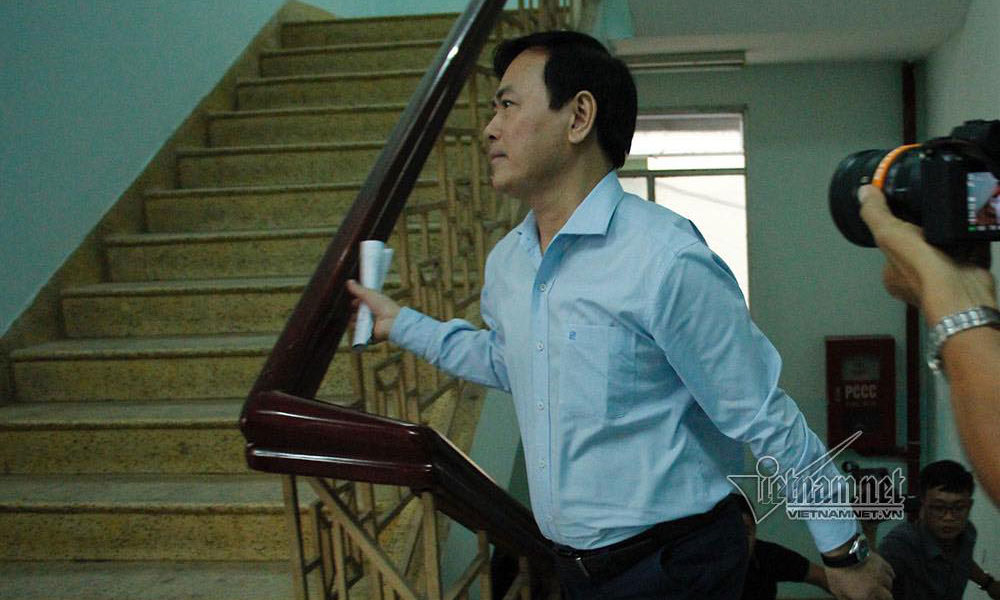Ông Nguyễn Hữu Linh đến tòa, vội chạy trốn vào nhà vệ sinh - Ảnh 1