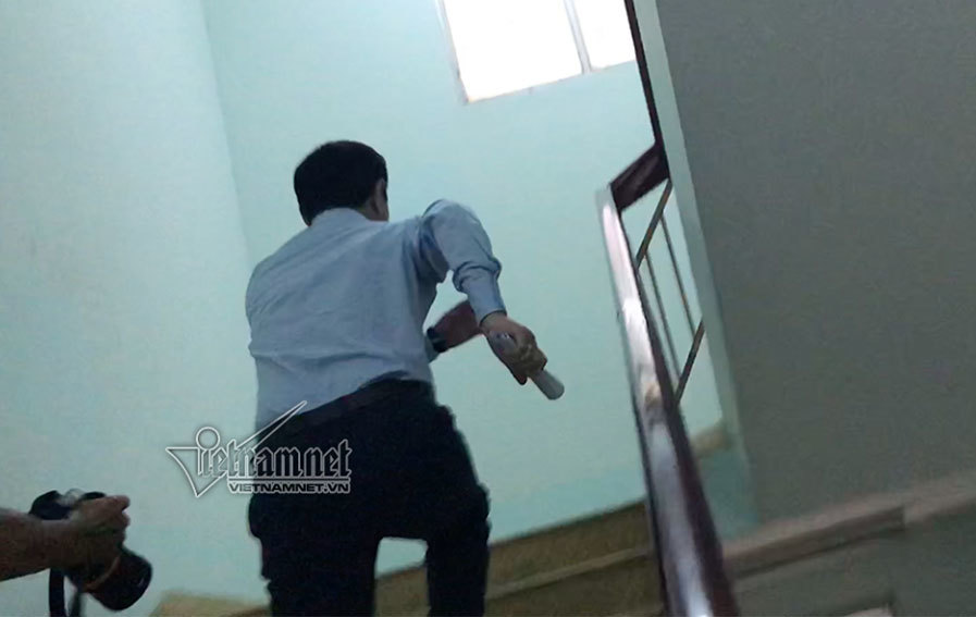 Ông Nguyễn Hữu Linh đến tòa, vội chạy trốn vào nhà vệ sinh - Ảnh 2