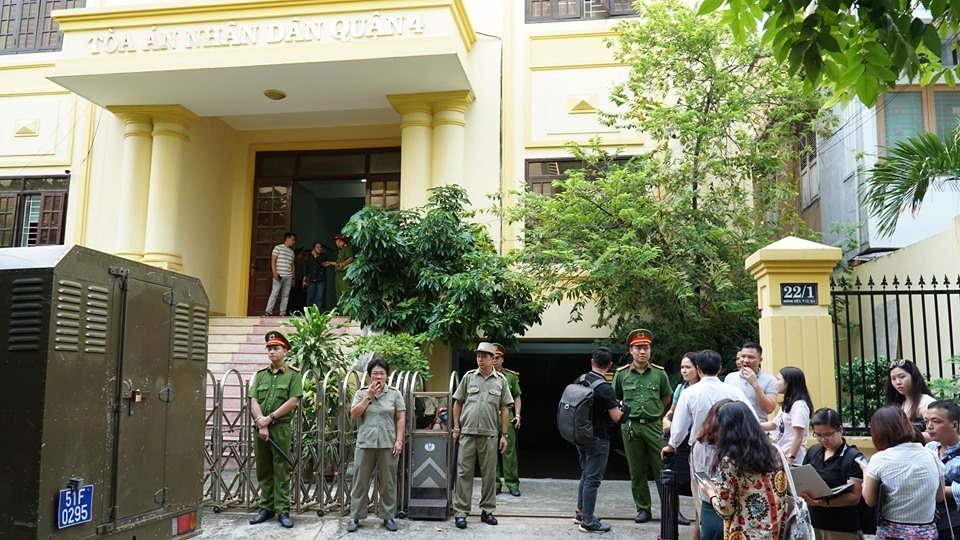 Ông Nguyễn Hữu Linh đến tòa, vội chạy trốn vào nhà vệ sinh - Ảnh 3