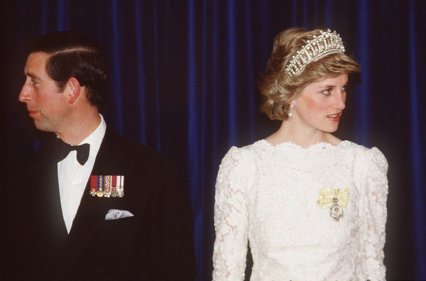 Sự thật ít ai biết về tấm hình Công nương Diana bật khóc nức nở giữa đám đông còn Thái tử Charles dửng dưng nhìn sang chỗ khác mỉm cười - Ảnh 4