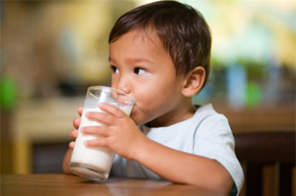 3 sai lầm khi cho con uống sữa 99% các bà mẹ mắc phải khiến sữa mất chất, hại cho sức khỏe của bé - Ảnh 1