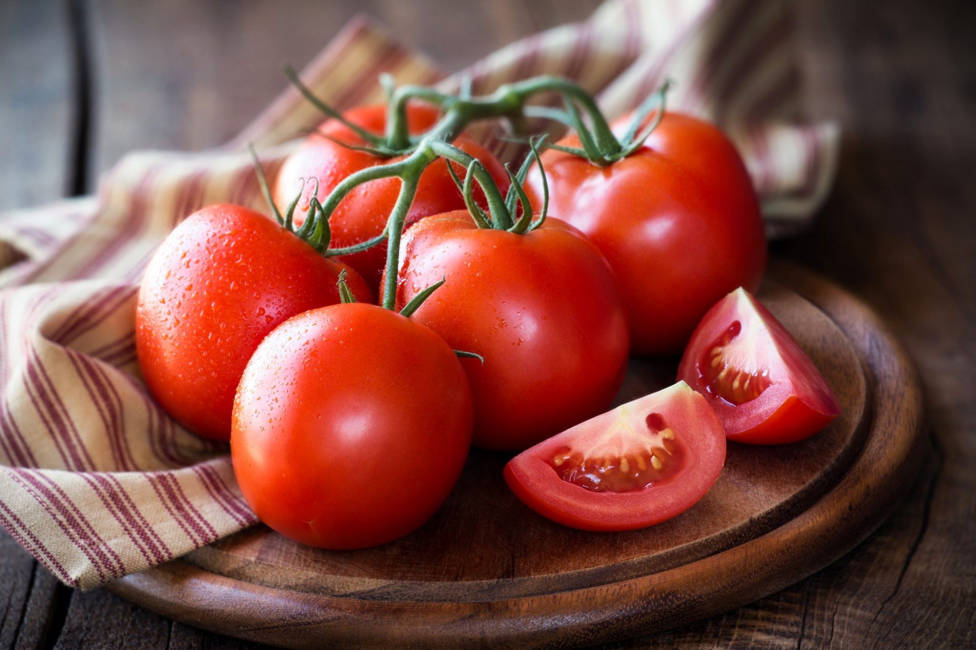 6 cách trị mụn bằng cà chua khiến da sạch mịn, sáng mượt tự nhiên - Ảnh 1