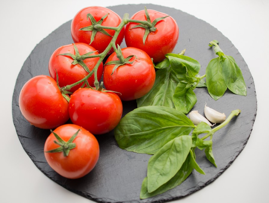 6 cách trị mụn bằng cà chua khiến da sạch mịn, sáng mượt tự nhiên - Ảnh 4
