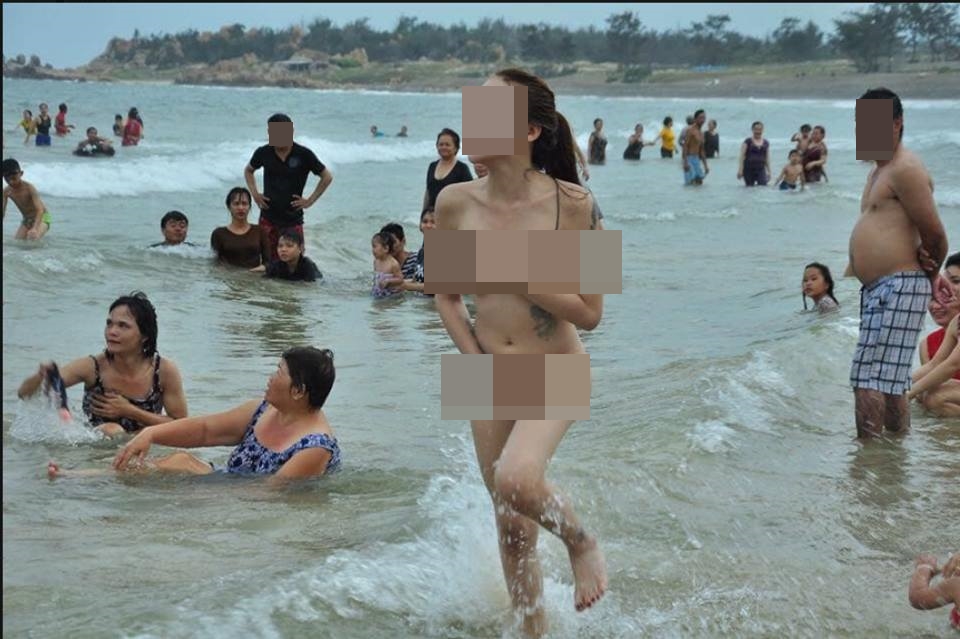 Loạt ảnh cô gái trẻ dùng tay che cơ thể lõa lồ trên bãi biển Bình Thuận khiến dân mạng bức xúc